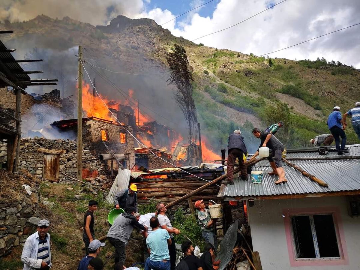 Artvin Yusufeli\'nde yangın: 10 ev yandı, alevlerin ormana sıçramasından korkuluyor