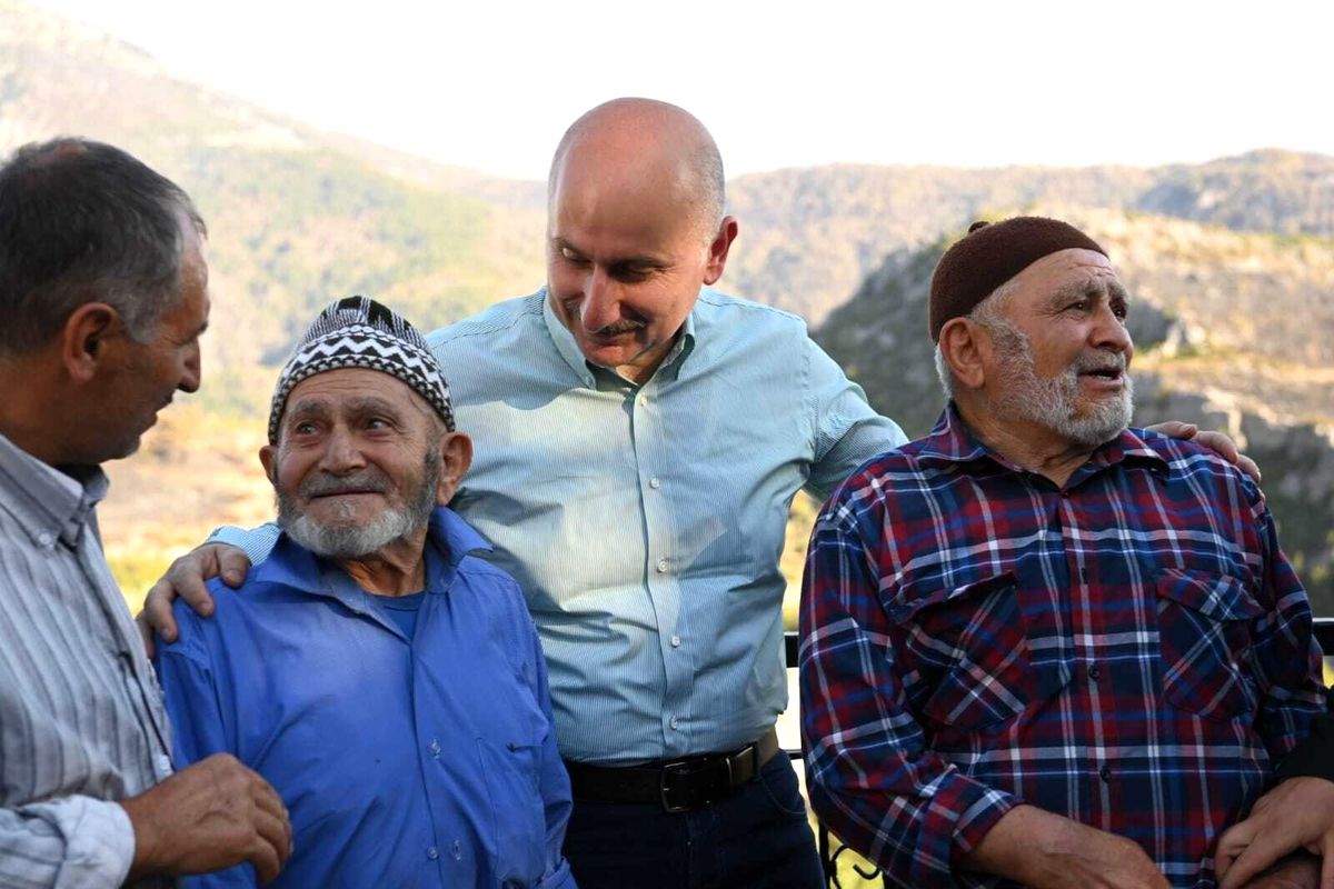 Bakan Karaismailoğlu: "Sahada yangınla mücadeleye pek çok noktada gece gündüz devam ediyoruz"