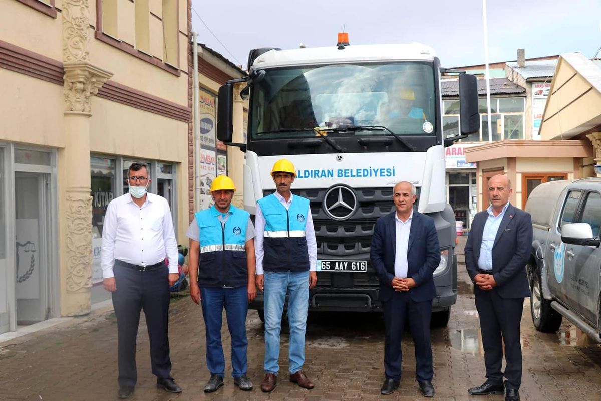 Çaldıran Belediyesinden yangın söndürme çalışmalarına destek
