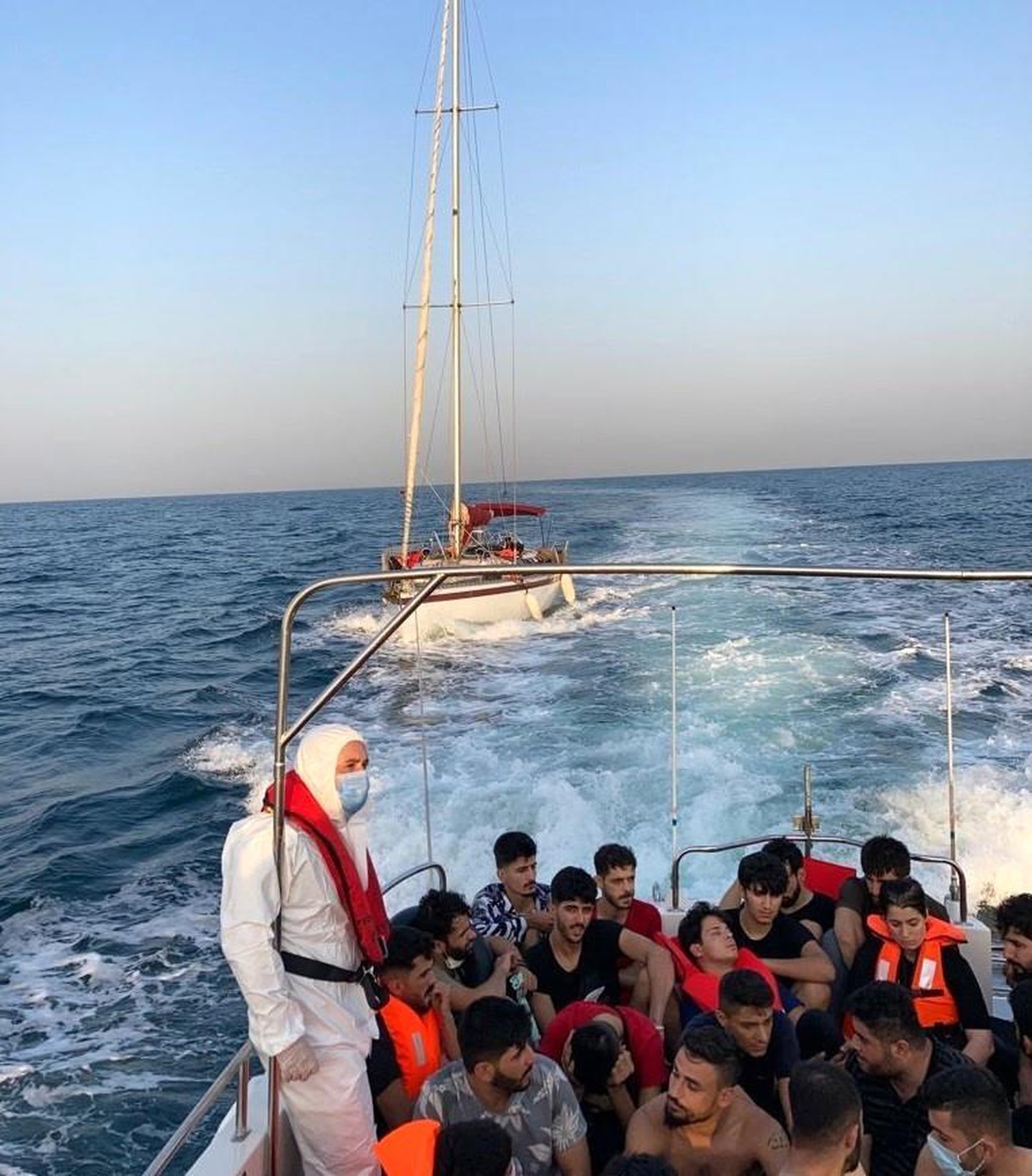 Çanakkale açıklarında 63 düzensiz göçmen yakalandı