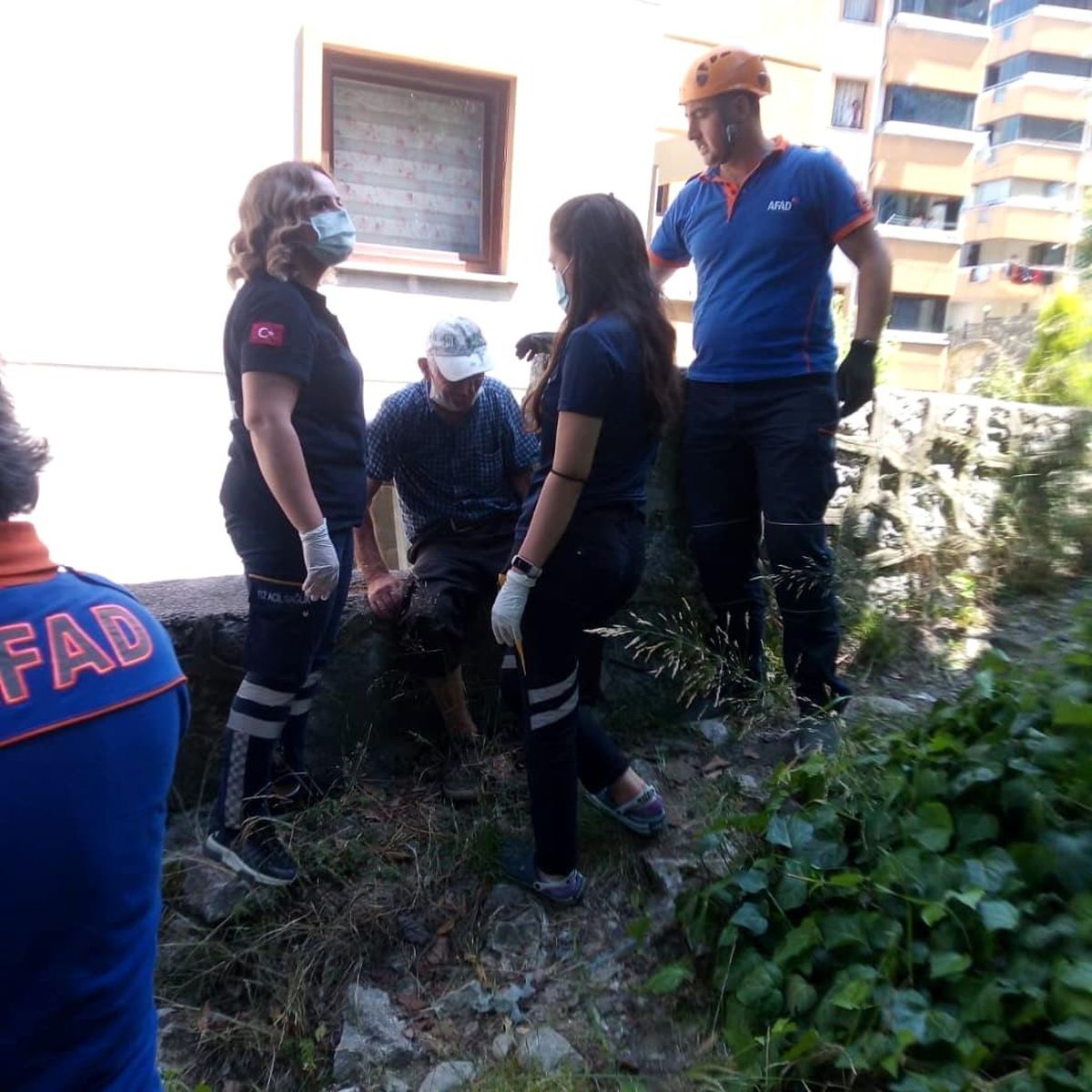 Dengesini kaybeden yaşlı adam ormanlık alana yuvarlandı