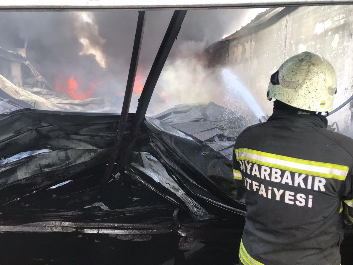 Diyarbakır\'da atık yağ geri dönüşüm tesisi çıkan yangında kullanılamaz hale geldi