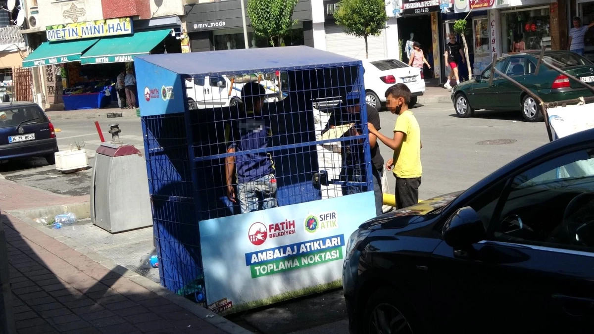 Son dakika haber... Fatih\'te kağıt toplayan çocuklar belediyenin atık kutusuna girdi