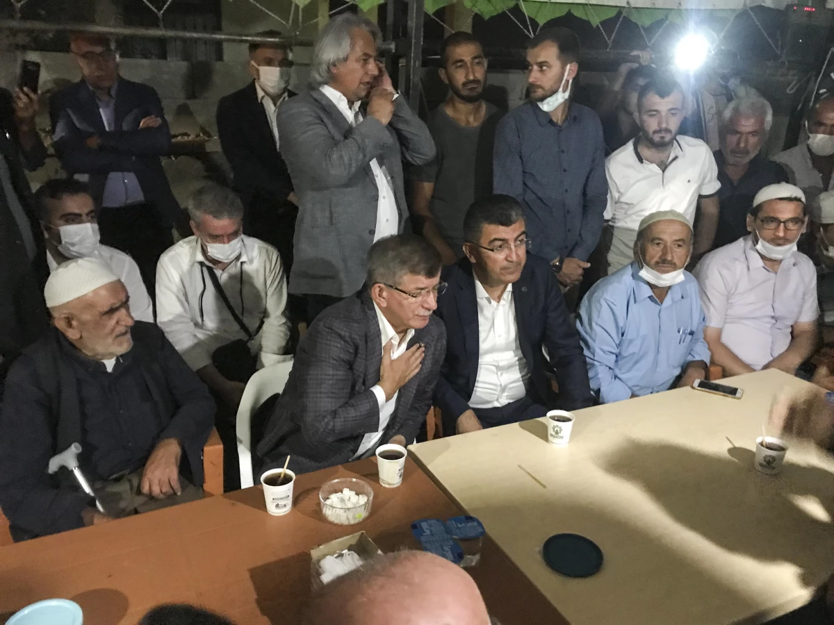 Gelecek Partisi Genel Başkanı Davutoğlu, Konya\'da öldürülen 7 kişinin yakınlarına taziye ziyaretinde bulundu