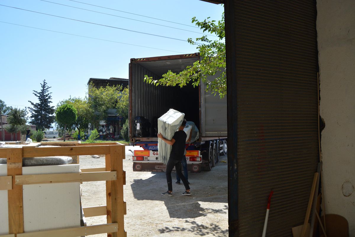 Genç marangoz, karavan mobilya ve ekipmanlarıyla döviz girdisi sağlıyor