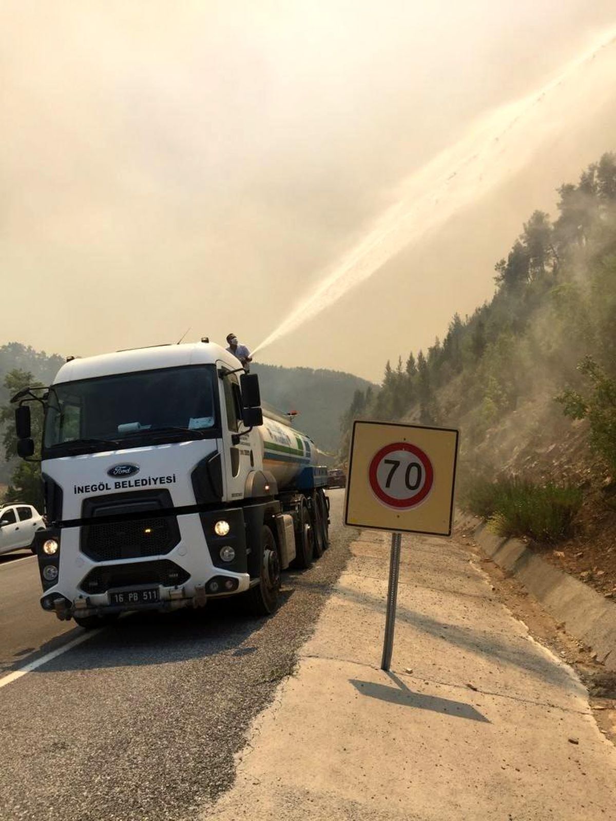 Son dakika haberi... İnegöl ekibi yangın bölgesine desteğini sürdürüyor