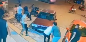 Kafasından tuttuğu şahsın sırtına bıçakladı...Dehşet anları kamerada