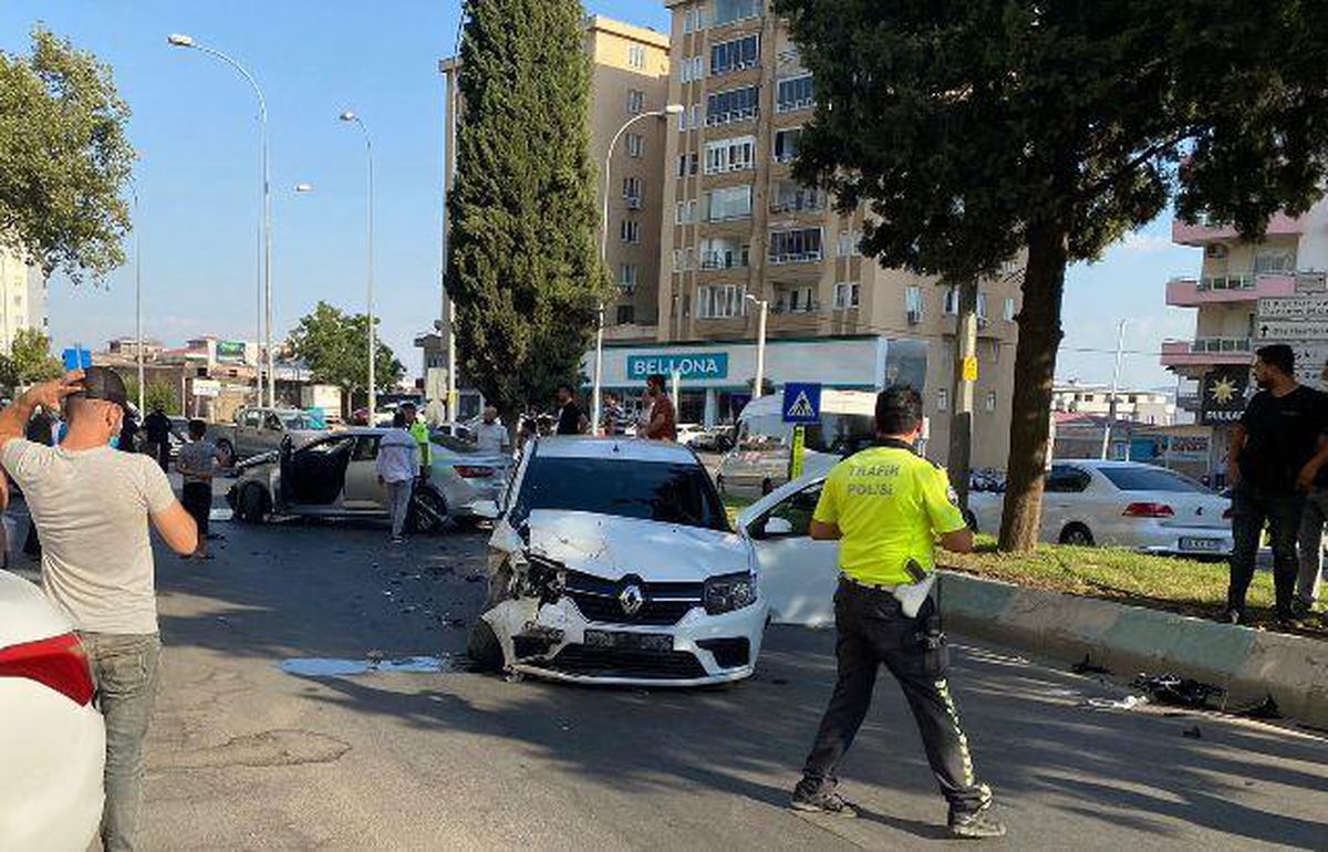 Kahramanmaraş\'ta iki otomobil çarpıştı: 3 yaralı