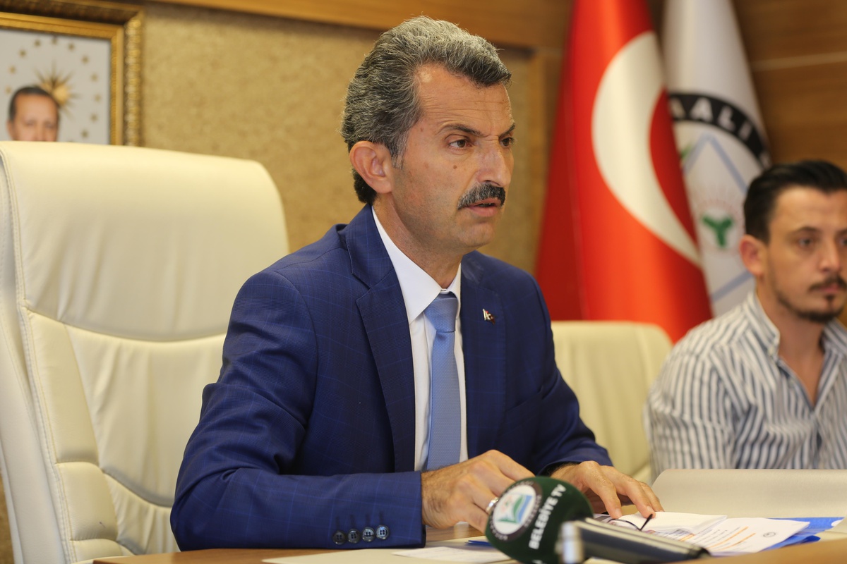 Son dakika haber... Kocaali Belediyesi Meclisi üyeleri, huzur haklarını yangın mağdurları için Türk Kızılay\'a bağışladı