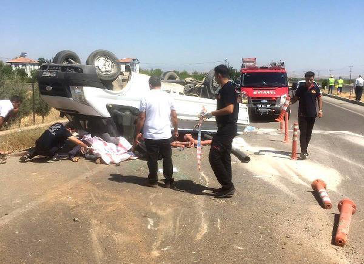 Malatya\'da refüje çarpan kamyonet ters döndü: 1 ölü, 2 yaralı