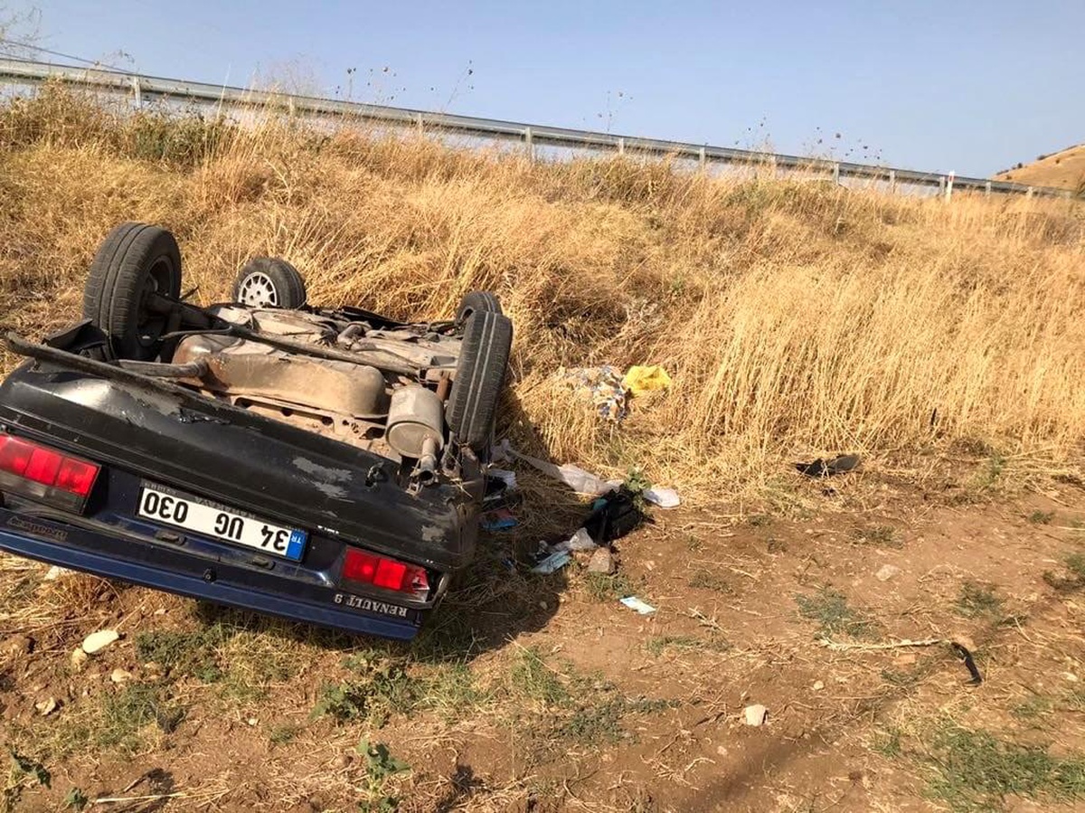 Son dakika: Manisa\'da kontrolden çıkan araç tarlaya uçtu: 1 ölü, 1 yaralı