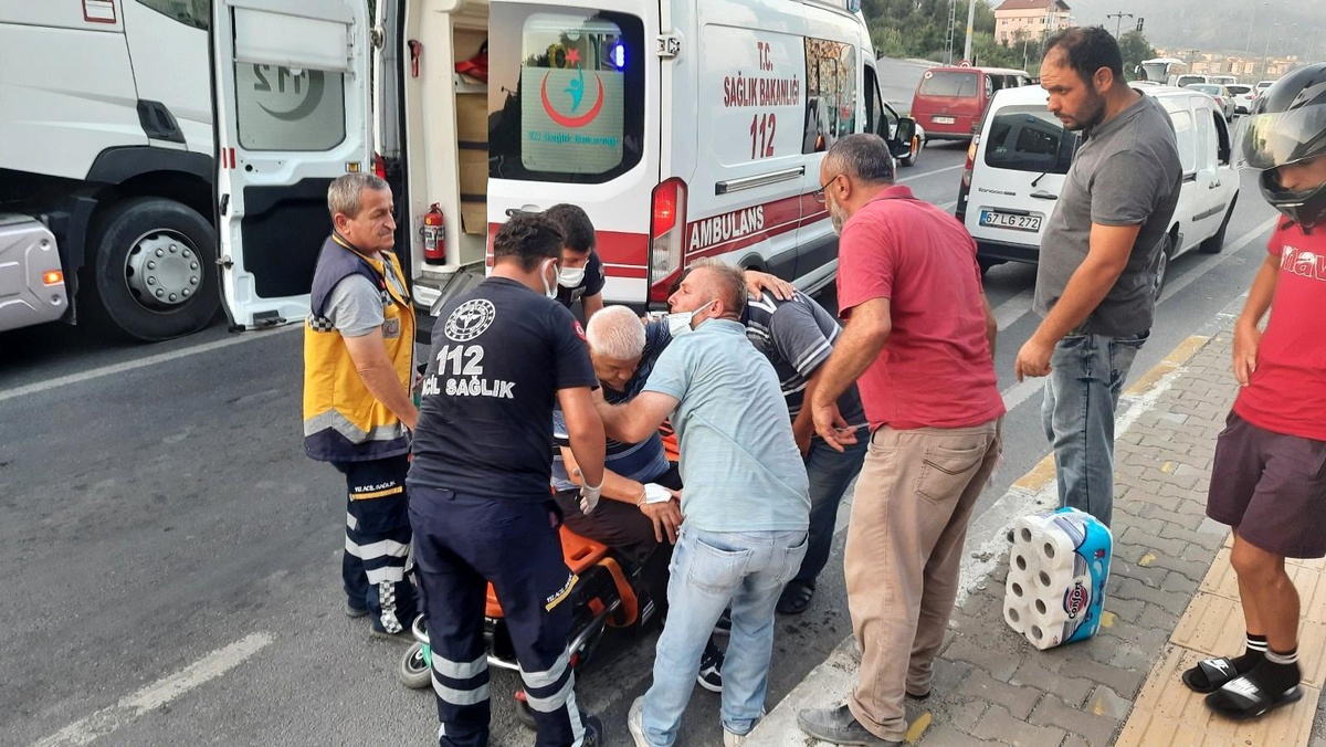 Moto kurye, yolun karşısına geçmek isteyen adama çarpıp kaçtı