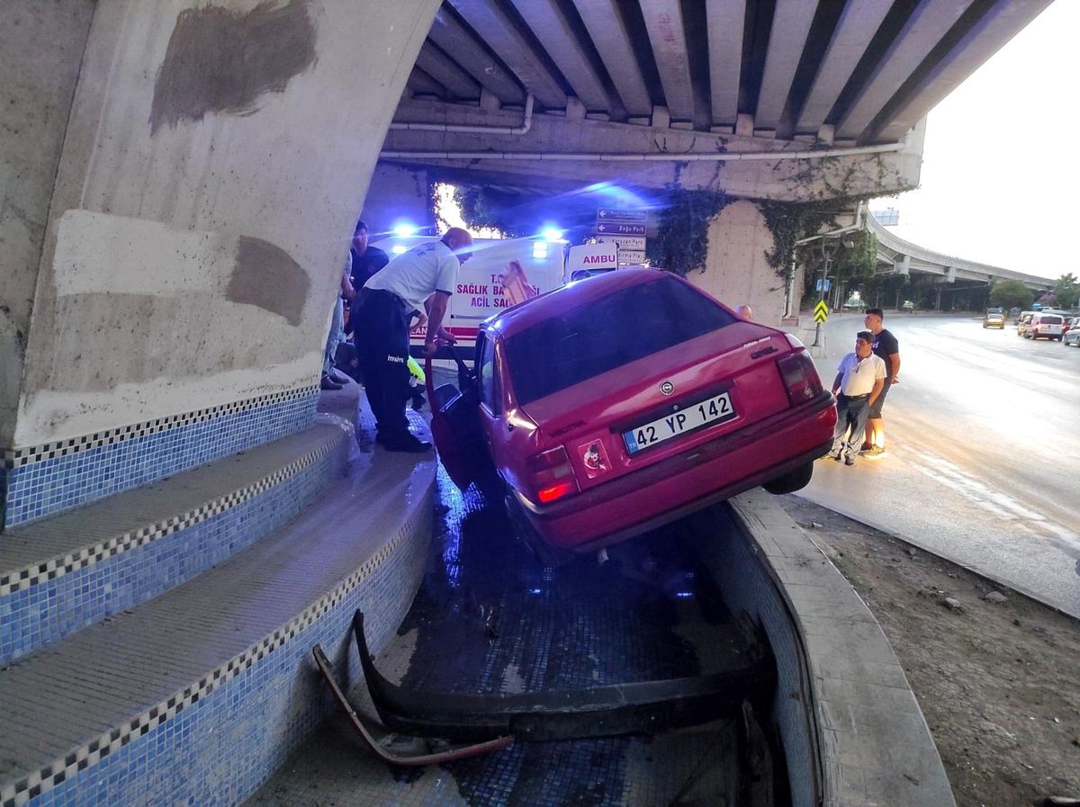Otomobil süs havuzuna girdi: 2 yaralı