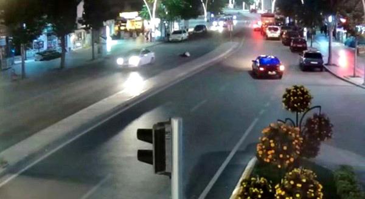 Otomobilin çarptığı yaya dehşeti yaşadı, o anlar kameralara yansı