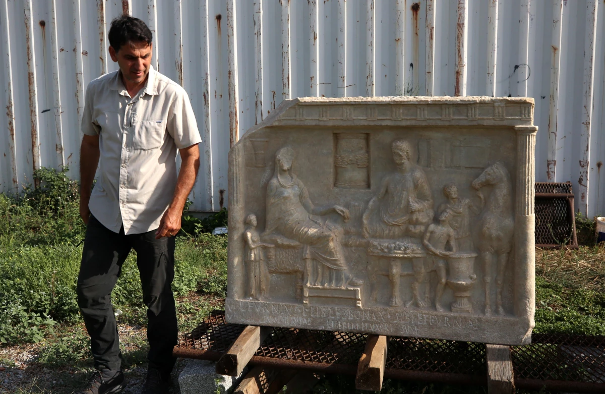 Parion Antik Kenti\'nde bulunan 1900 yıllık mezar taşı dönem tarihine ışık tuttu