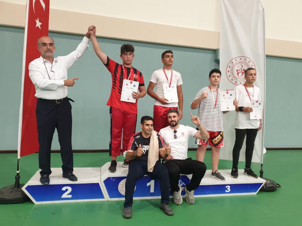 Pazaryeri Kick Boks Takımı Bursa\'da 2 altın madalya kazandı