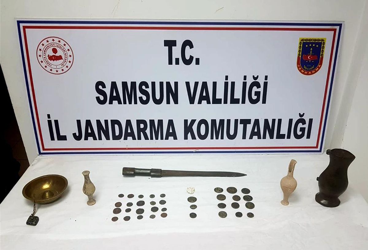 Samsun\'da bir araçta 35 sikke, 2 gözyaşı şişesi ile çeşitli tarihi eserler ele geçirdi