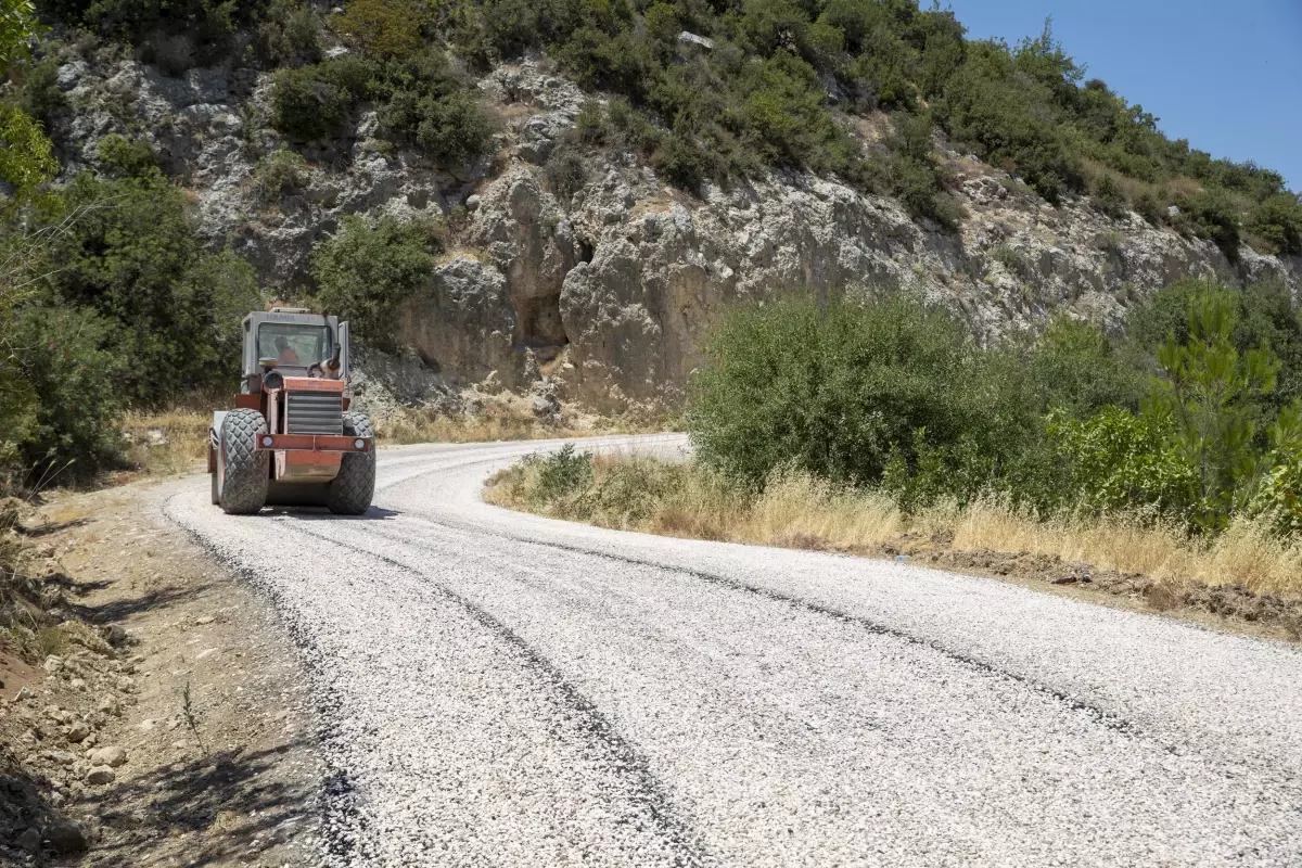 Silifke\'nin 5 mahallesini bağlayan yolda yenileme çalışması