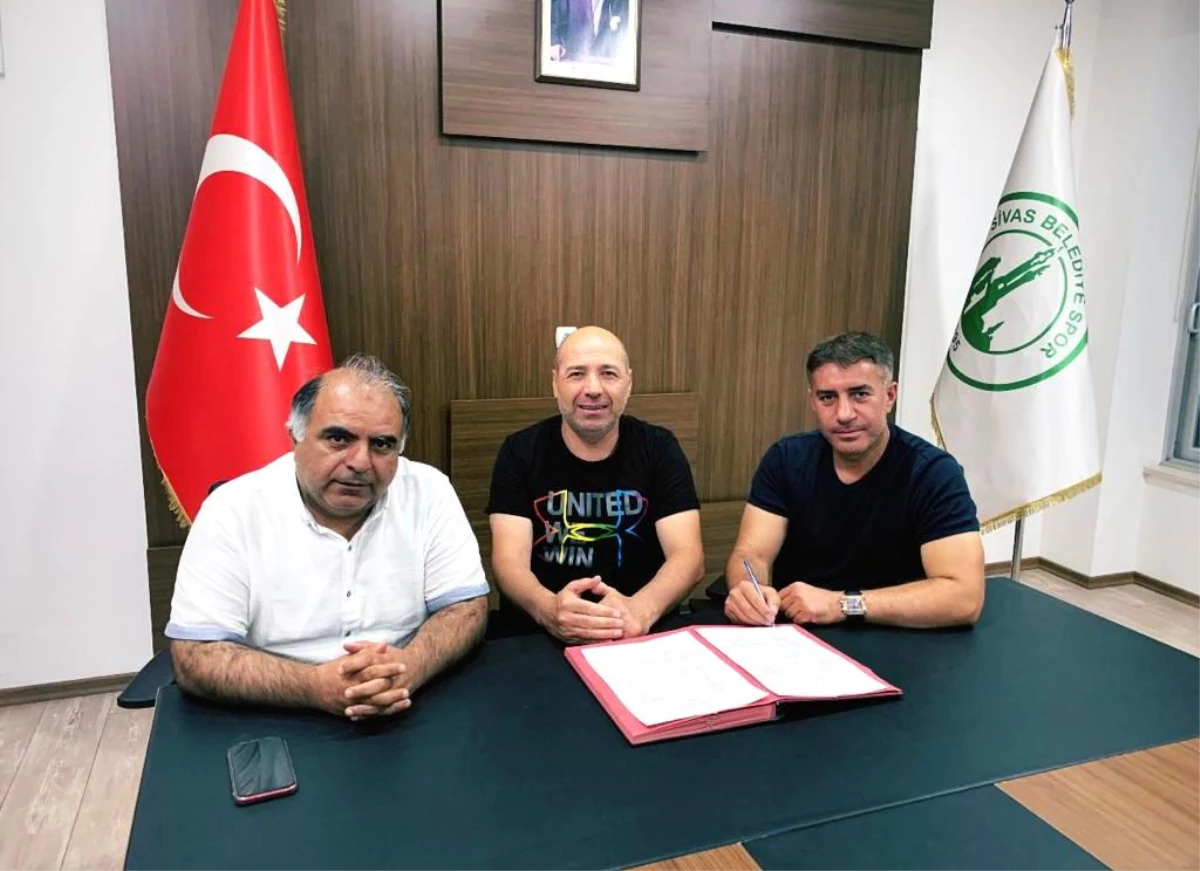 Sivas Belediyespor, Teknik Direktör Özer Karadaş\'la sözleşme uzattı