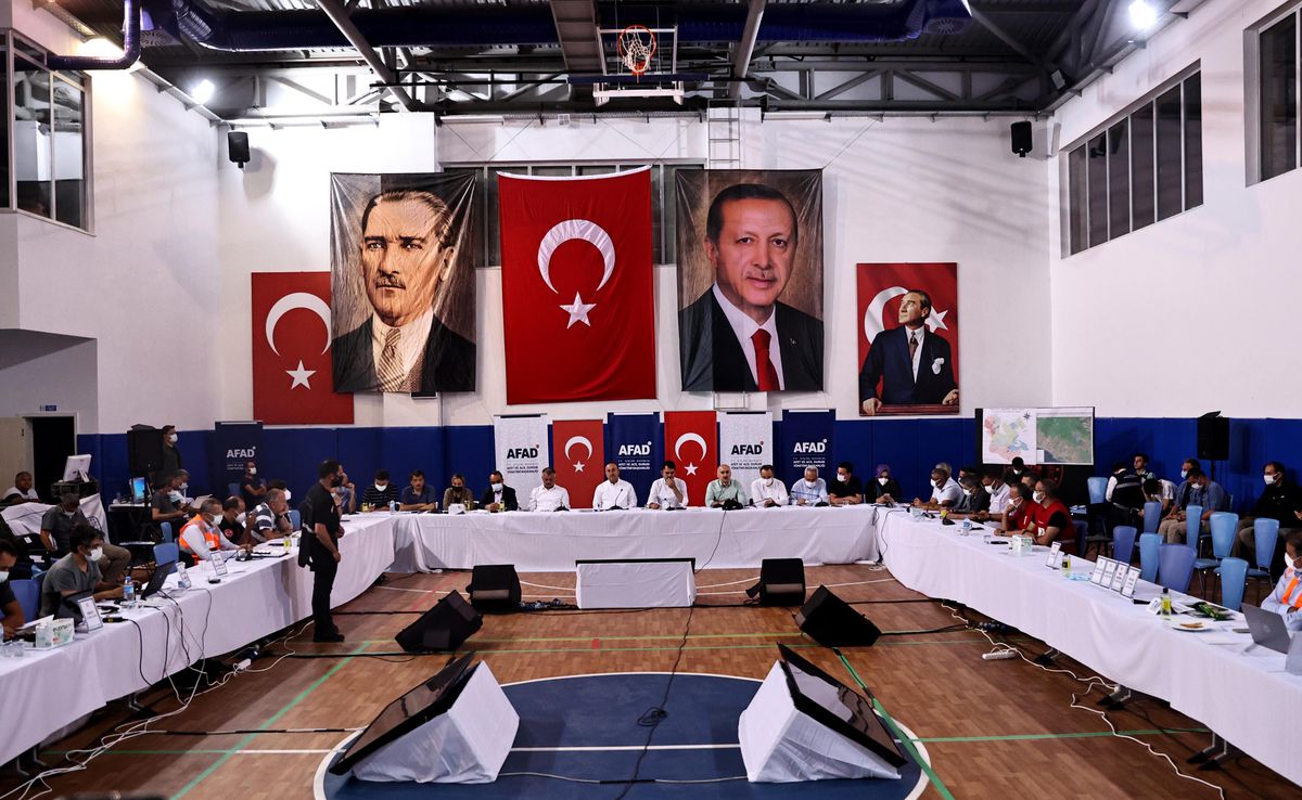 Son dakika haber! Ulaştırma ve Altyapı Bakanı Adil Karaismailoğlu: "Yangının yerleşim yerleriyle ve diğer ormanlarla bağını koparmak için de yeni yollar açıyoruz"