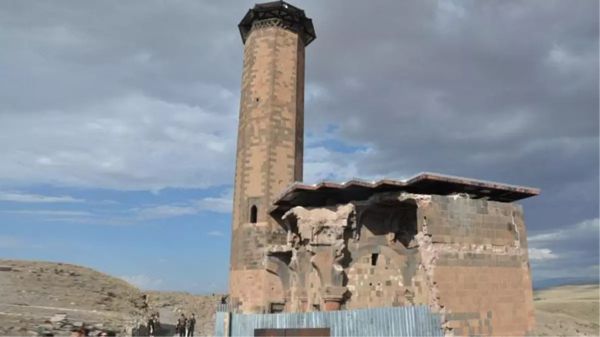 UNESCO listesinde yer alan ve Anadolu\'nun ilk Türk camisi olarak bilinen Ebul Menuçehr Cami\'nde ezan sesi yankılandı