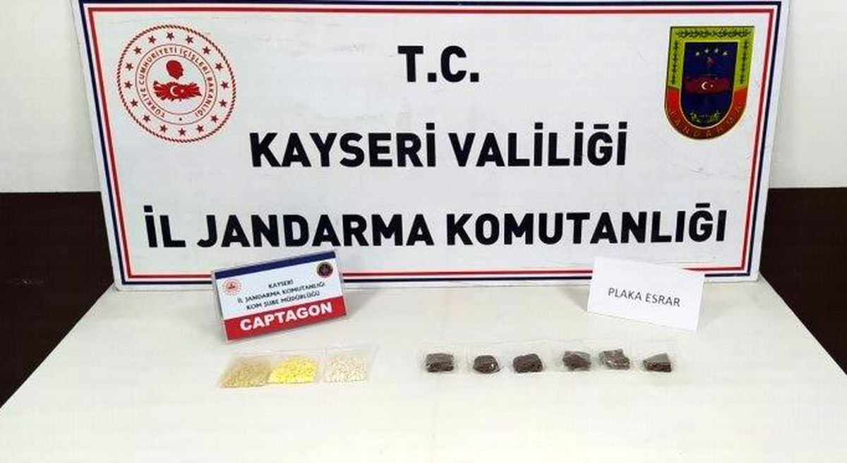 Uyuşturucu tacirinin evinden 458 adet hap çıktı