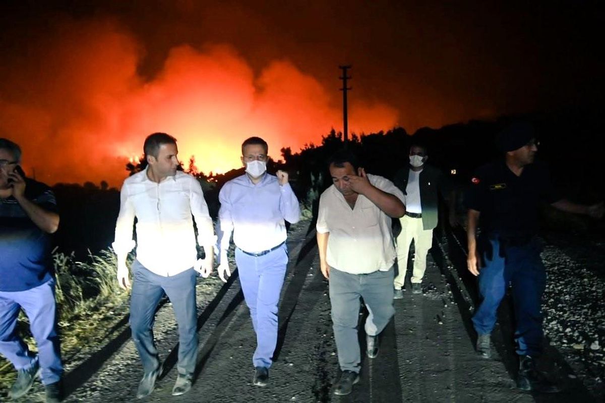 Vali Aksoy, yangın bölgesinde incelemelerde bulundu