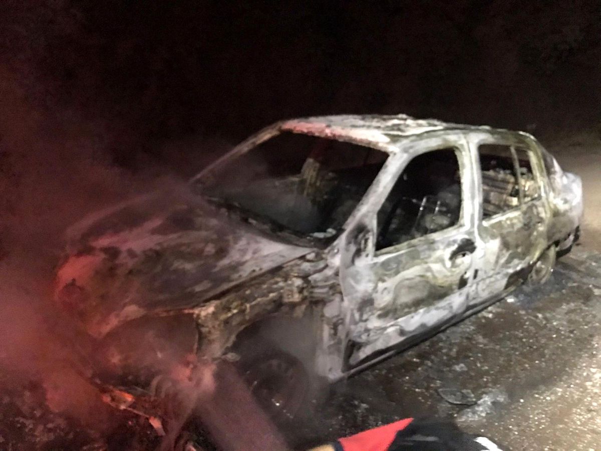 Yanan otomobil kullanılamaz hale geldi