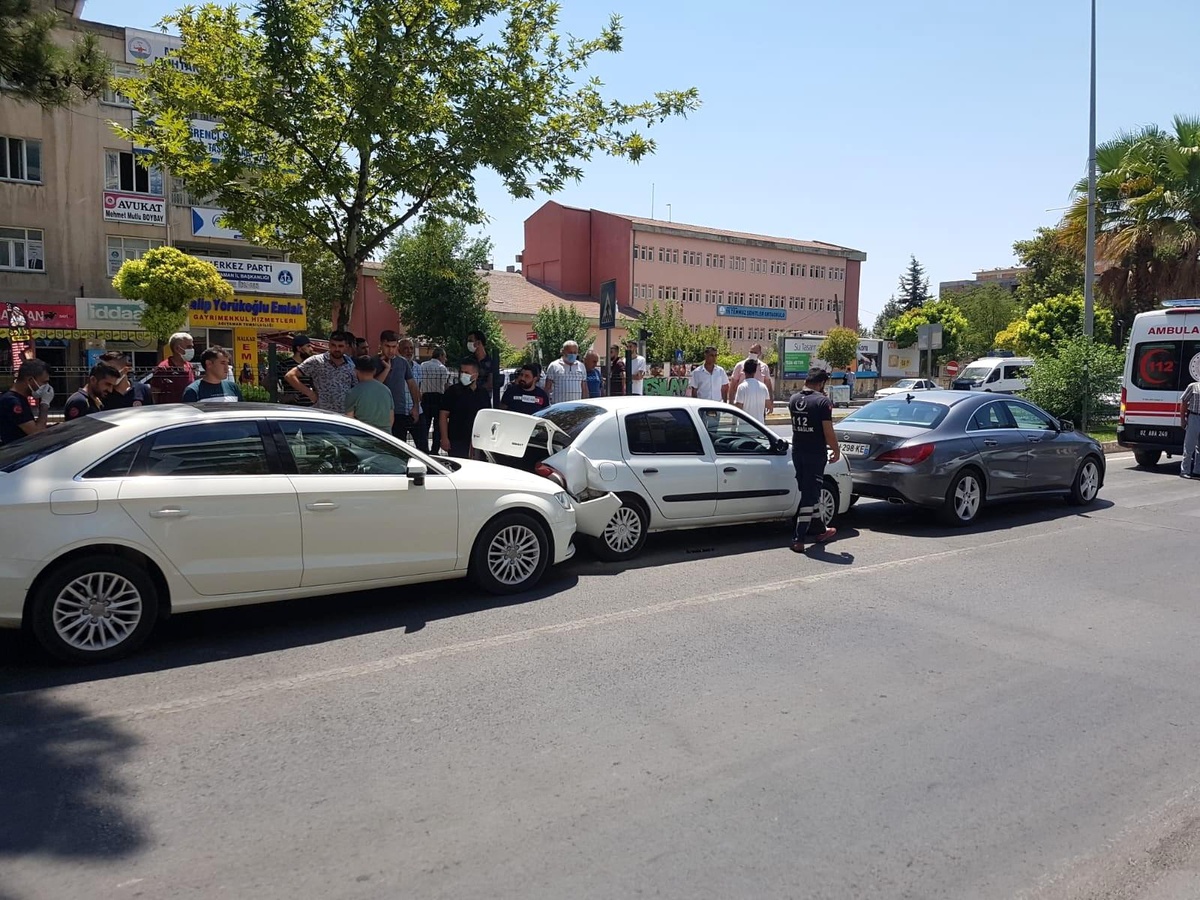 Yayaya çarpmamak için durunca zincirleme kaza oldu