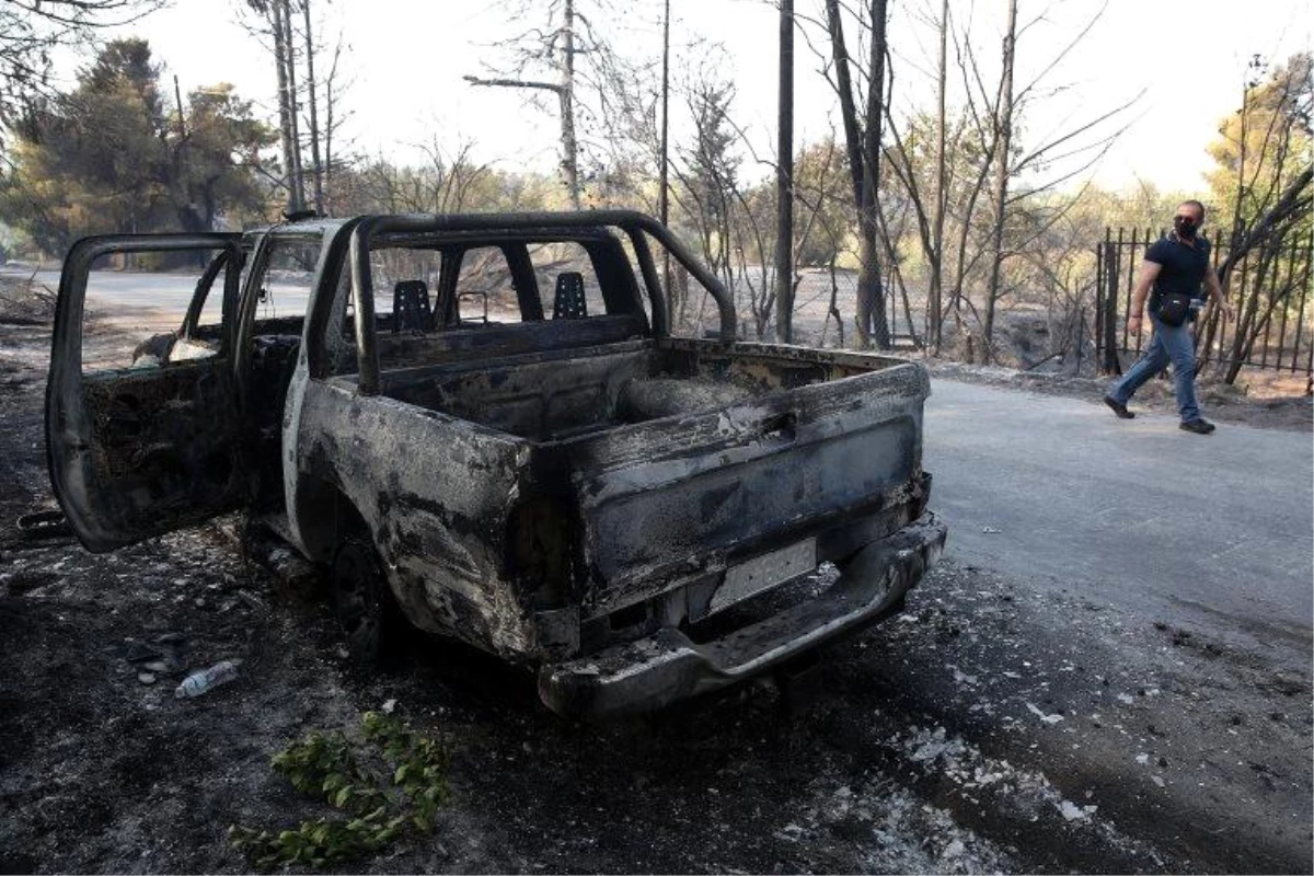Atina\'nın kuzeyindeki yangınlarda onlarca ev ve araç alevler içinde kaldı
