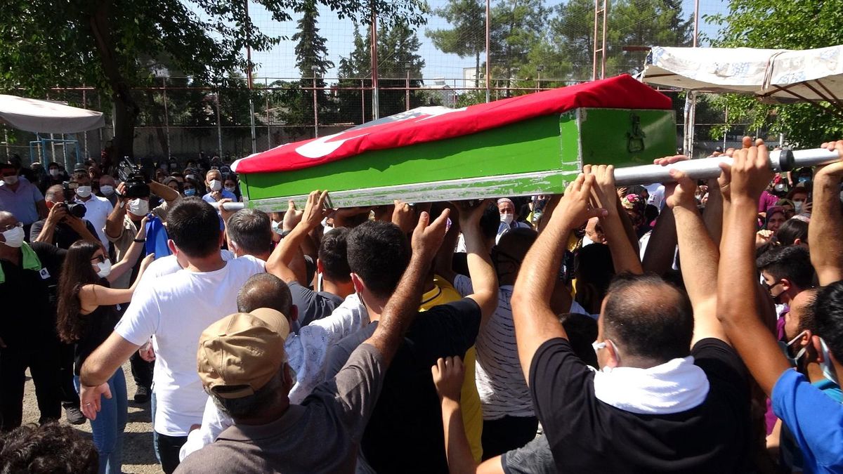 Azra son yolculuğuna uğurlanıyor