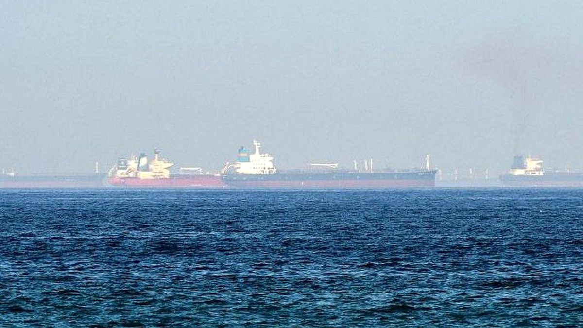 BAE açıklarında, petrol tankeri silahlı kişilerce kaçırıldı ve İran\'a gitmesi emredildi