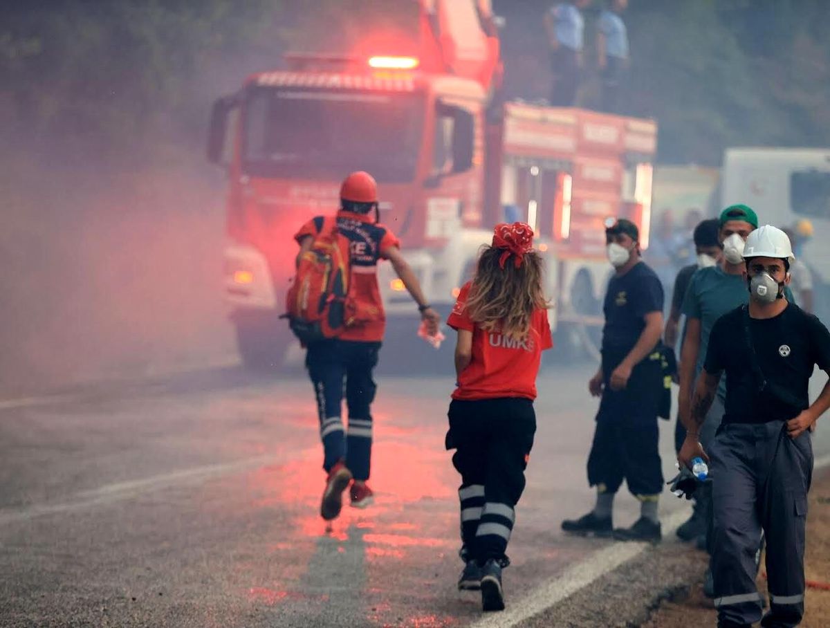 Son dakika haberleri | Bakan Koca, yangın alanındaki UMKE personelinin fotoğrafını paylaştı