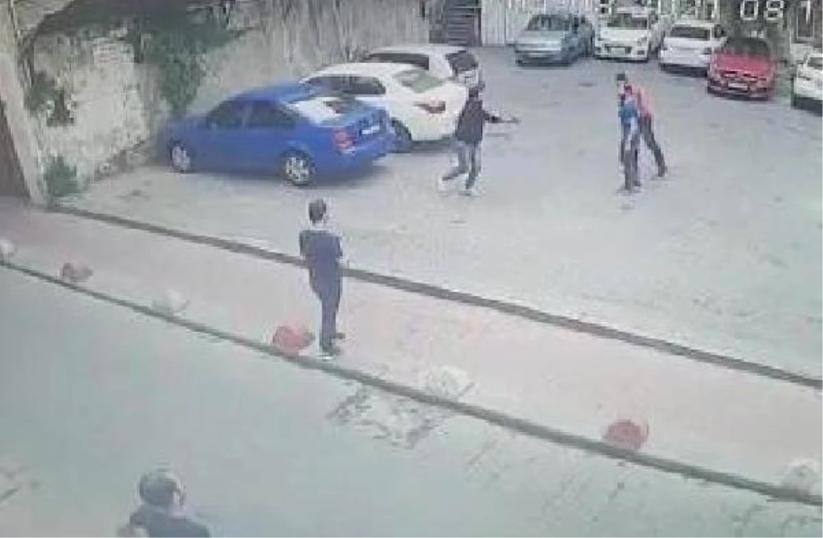 Beyoğlu\'nda 1 kişinin öldüğü 2 kişinin yaralandığı silahlı kavga kamerada