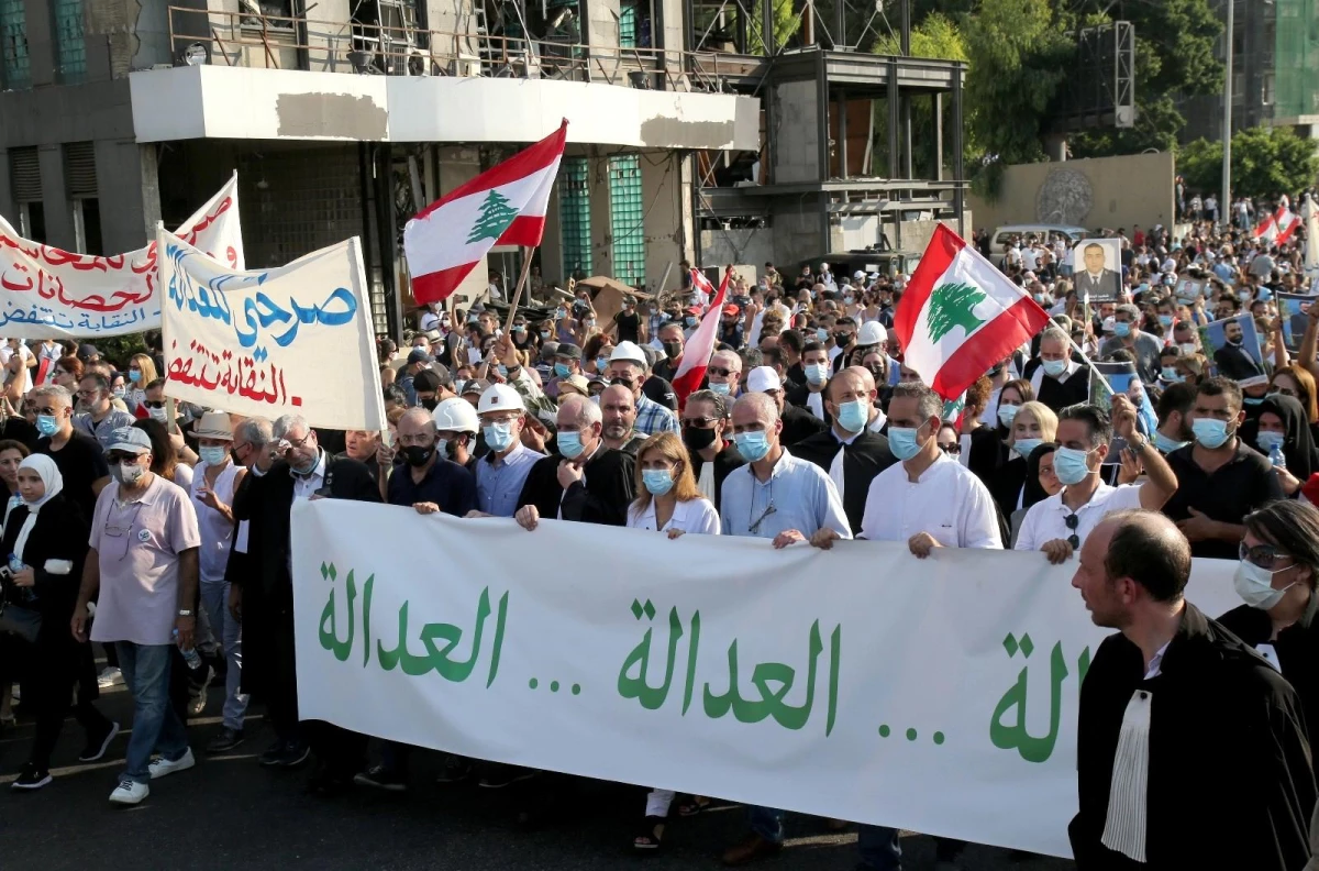 Beyrut\'taki patlamanın yıldönümünde binlerce Lübnanlı sokaklara döküldüGüvenlik güçleri ile protestocular arasında arbedede 56 kişi yaralandı