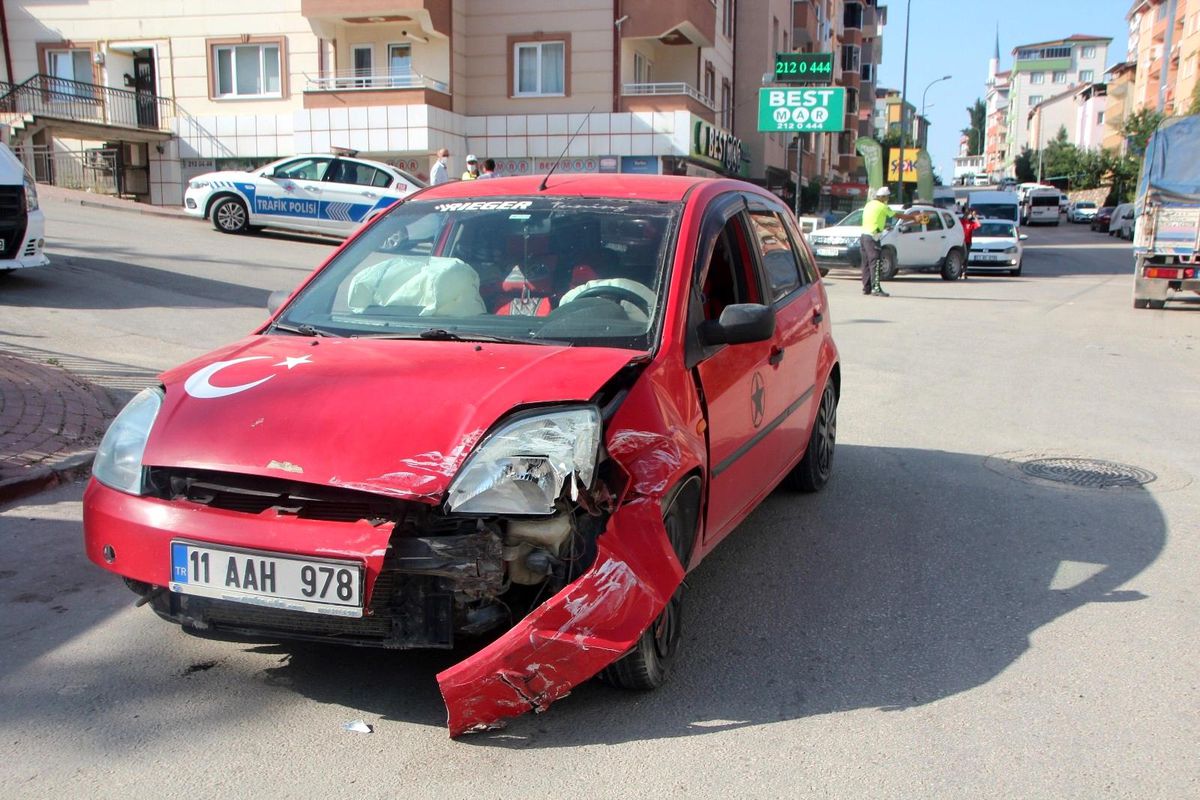 Bilecik\'te minibüs ile otomobil çarpıştı: 1 kişi yaralandı