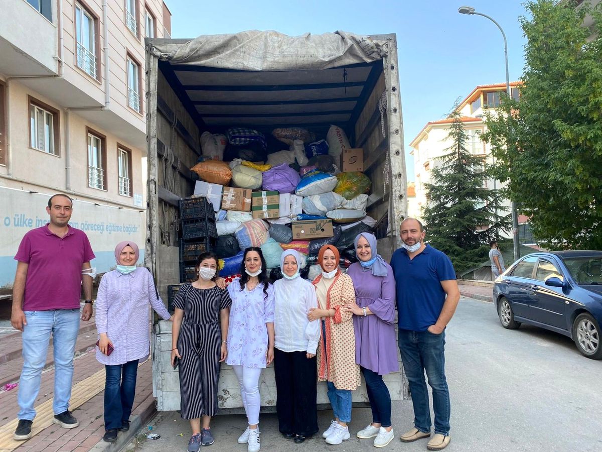 Bir kamyon ihtiyaç malzemesi Manavgat\'a yola çıktı