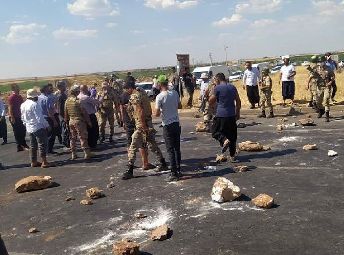 Çiftçiler, elektrik kesintilerini yolu kapatarak protesto etti
