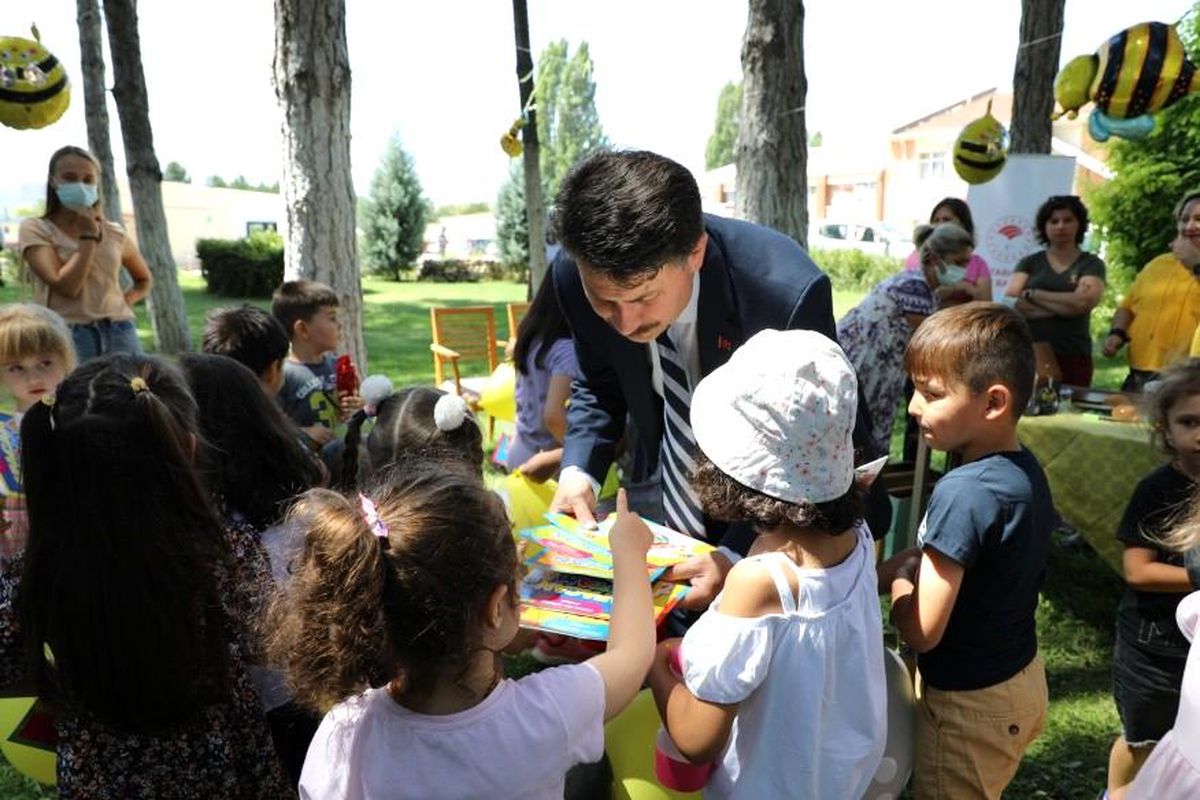 Çocuklar ve arılar "Bal Yapan Çocuklarımız" etkinliğinde buluştu