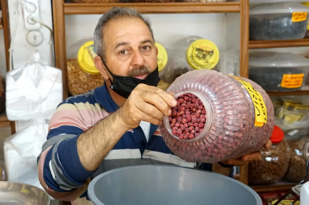 Doğal meyve aromaları ile 30 çeşit leblebi üretiyor