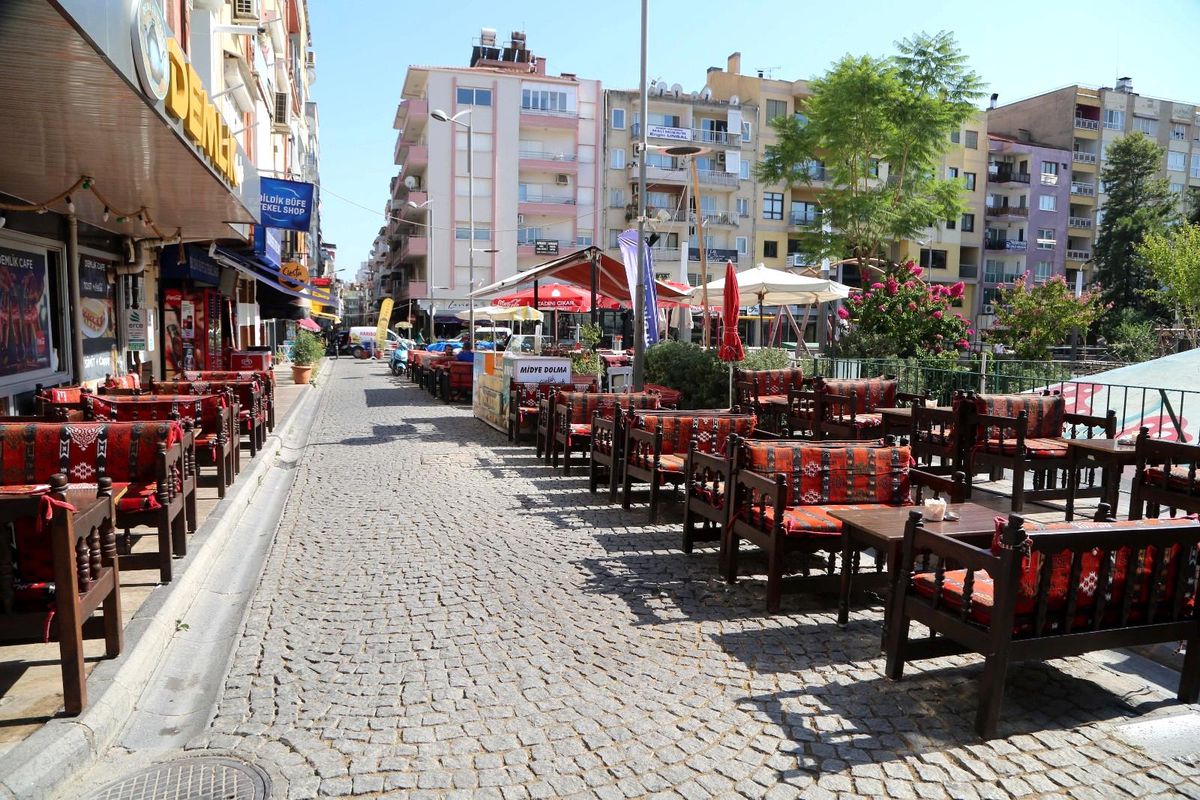 Efeler Belediyesi, acil müdahale araçları için engelleri kaldırdı