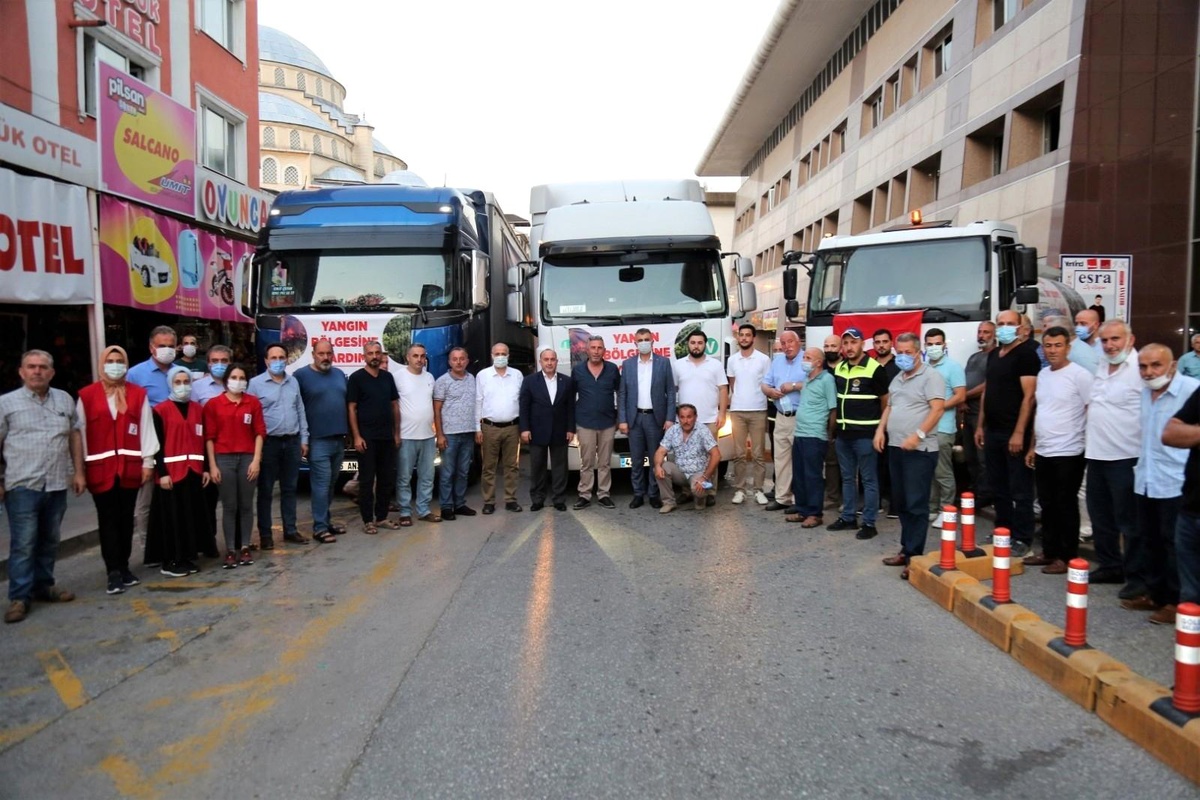 Gölcük\'ten 2 tır yardım malzemesi dualarla uğurlandı