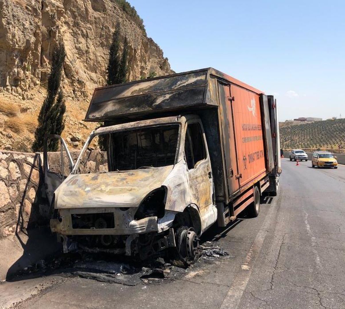 Hatay\'da seyir halindeki tıbbi atık aracı yandı
