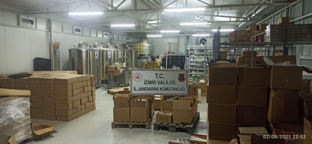 İzmir\'de izinsiz şekilde üretilmiş çok miktarda parfüm ele geçirildi