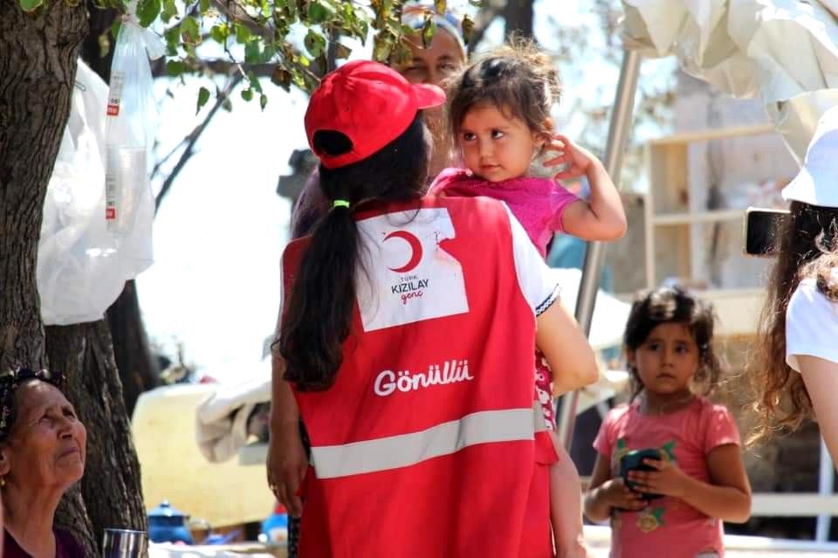 Son dakika! Kızılay yangın bölgesinde yaraları sarıyor