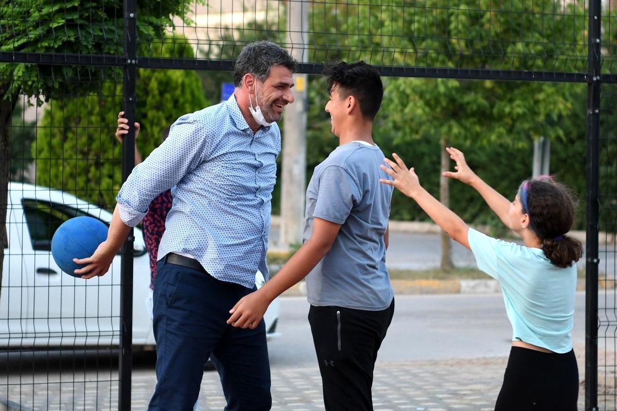 Kocaman gençlerle basketbol oynadı