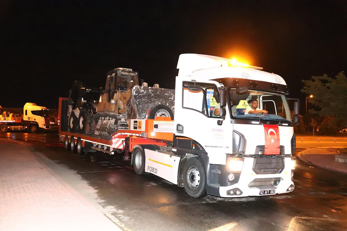 Konya Büyükşehir Belediyesi Marmaris\'teki yangın bölgesine destek için iş makinelerini de yola çıkardı