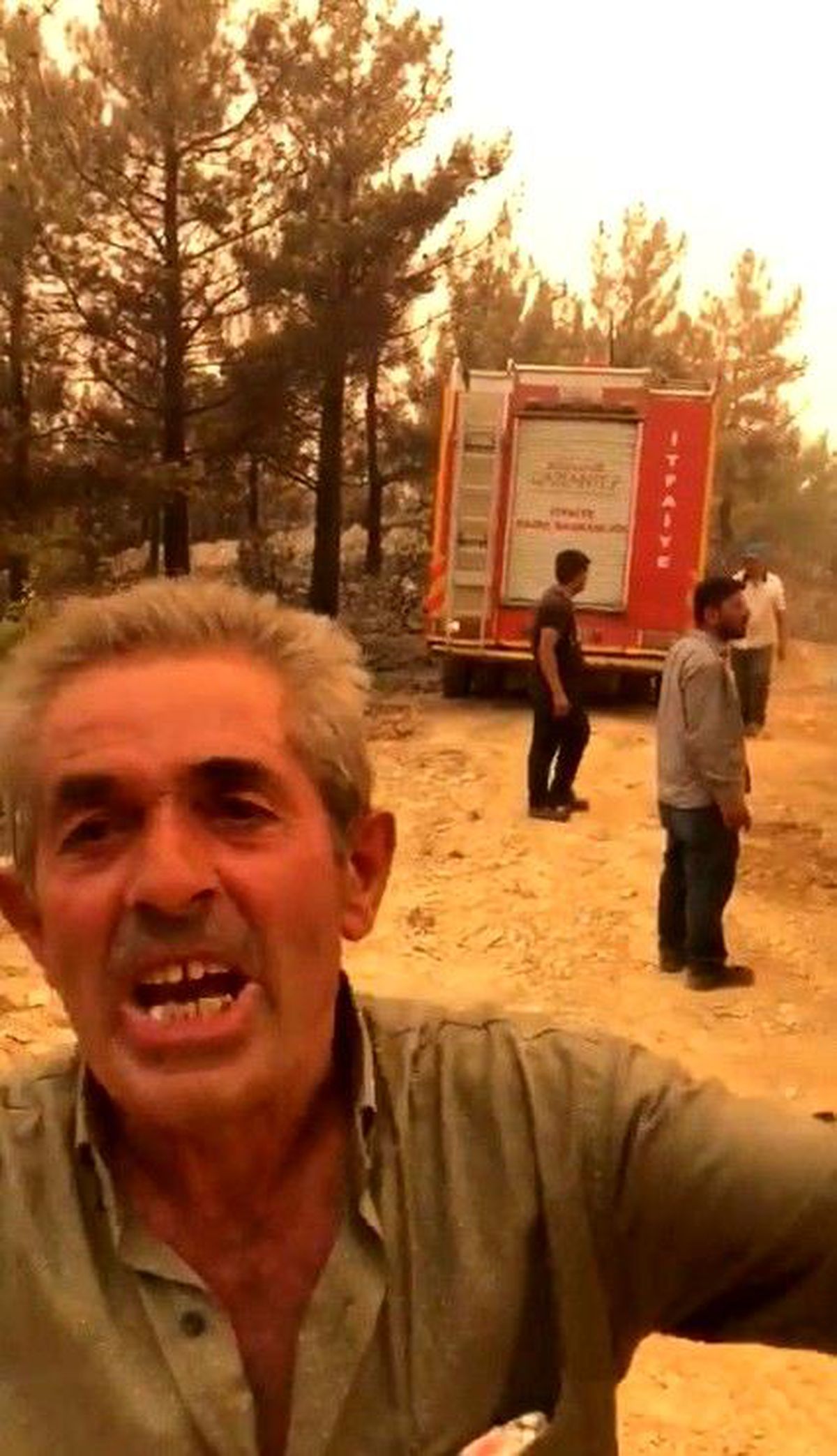 Mahallesi yanmaktan kurtarılan vatandaş ekiplere övgüler yağdırdı