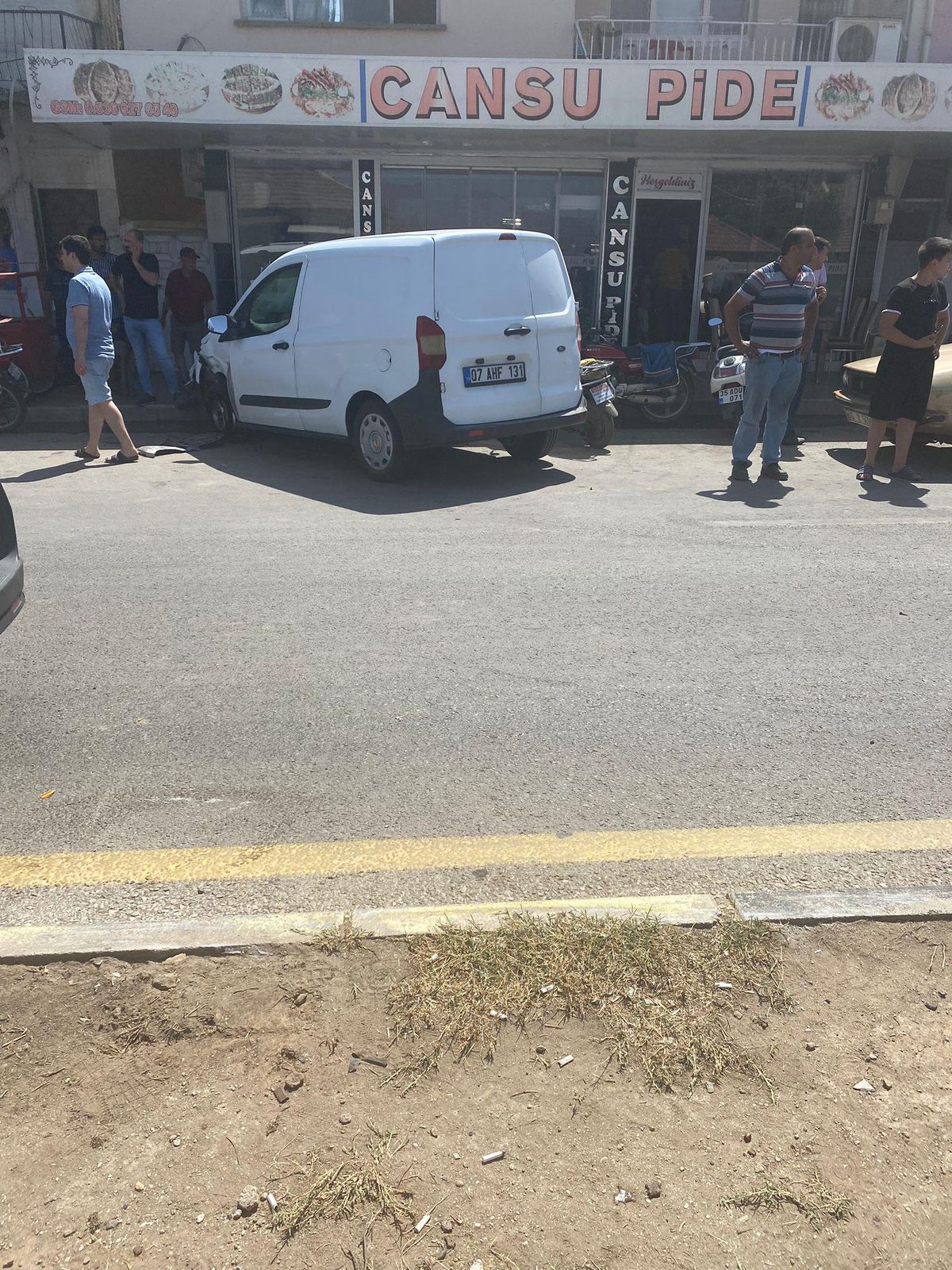 Manisa\'da hafif ticari araç ile otomobil çarpıştı: 2 yaralı