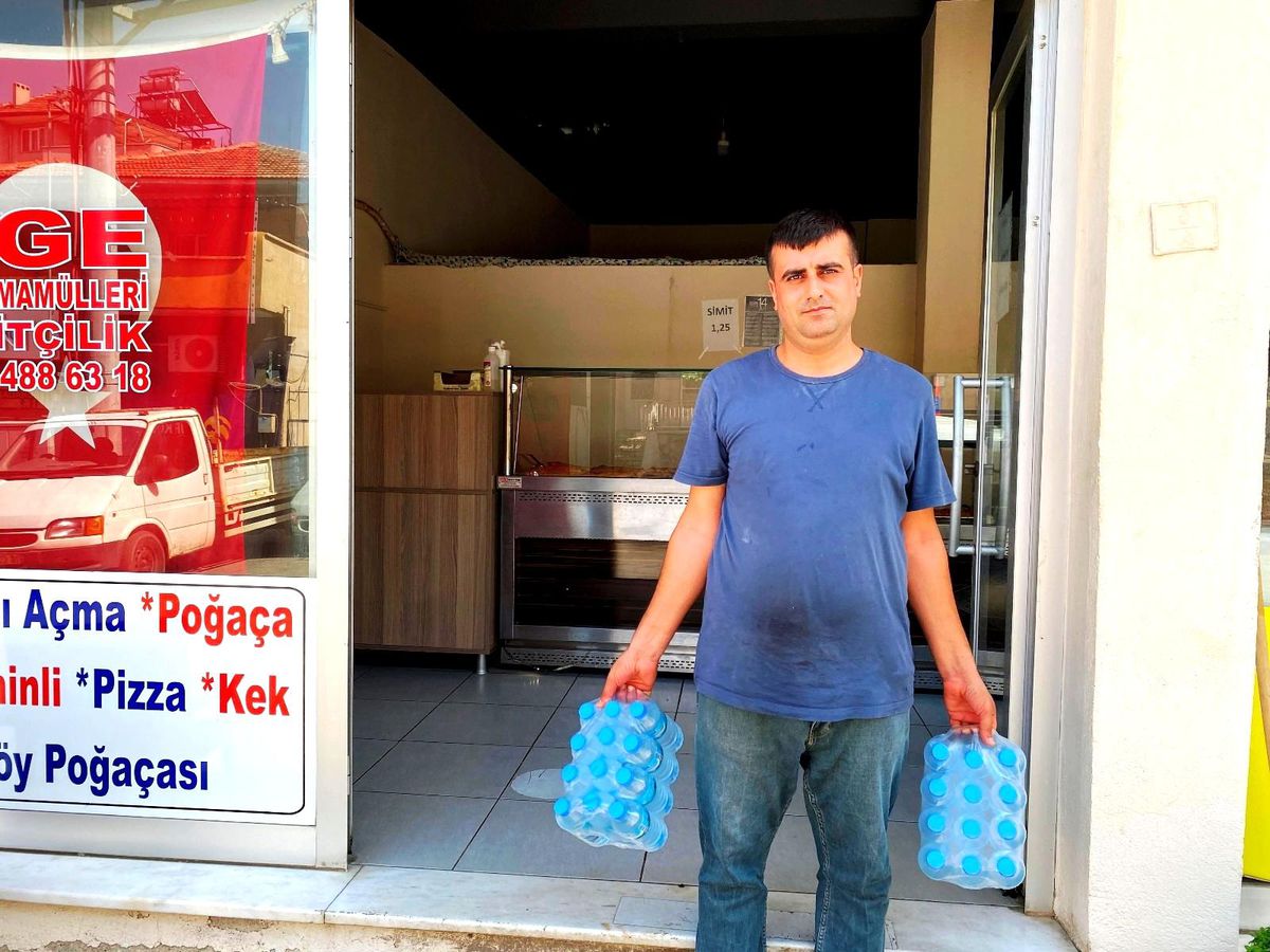Son dakika haberleri... Manisalı simitçiden Milas\'taki orman yangını ekibine su desteği